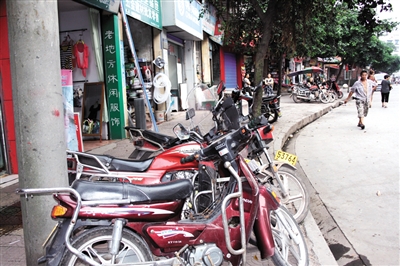 椑木镇石桥西路:摊位车辆占道 市民无路可走(图1) 椑木镇石桥西路:摊位车辆占道 市民无路可走(图1)