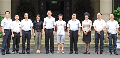 曾万明杨松柏亲切接见伦敦奥运会获奖选手邱波喻丹(图1) 曾万明杨松柏亲切接见伦敦奥运会获奖选手邱波喻丹(图1)