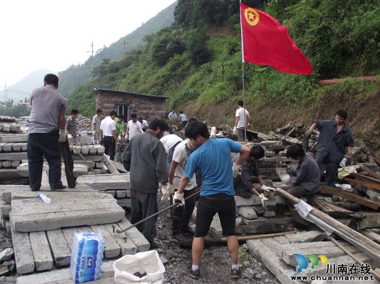 叙永煤矿团员青年响应团委号召 积极参加义务劳动(图1) 叙永煤矿团员青年响应团委号召 积极参加义务劳动(图1)