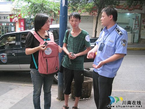 泸州:志愿者参与城管执法 感受城市管理的辛劳(图2) 泸州:志愿者参与城管执法 感受城市管理的辛劳(图2)