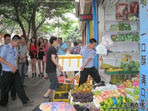 泸州:志愿者参与城管执法 感受城市管理的辛劳(图1) 泸州:志愿者参与城管执法 感受城市管理的辛劳(图1)