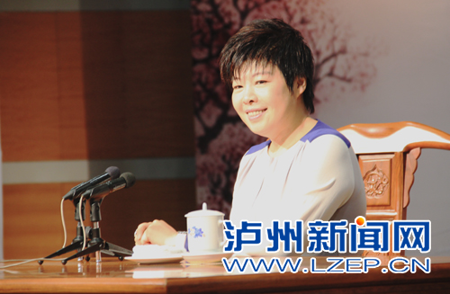 著名文化学者于丹泸州开讲座(图2) 著名文化学者于丹泸州开讲座(图2)