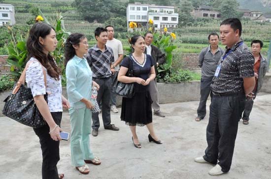 泸州:市、县总工会为彝乡农民工子女送去助学金(图1) 泸州:市、县总工会为彝乡农民工子女送去助学金(图1)