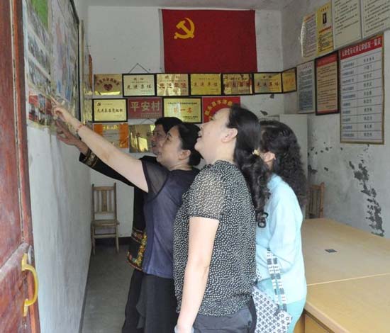 泸州:市、县总工会为彝乡农民工子女送去助学金(图2) 泸州:市、县总工会为彝乡农民工子女送去助学金(图2)
