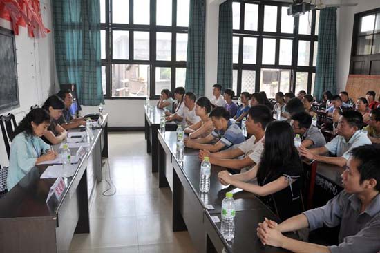 叙永:“金秋助学”助困难职工子女顺利入学(图3) 叙永:“金秋助学”助困难职工子女顺利入学(图3)