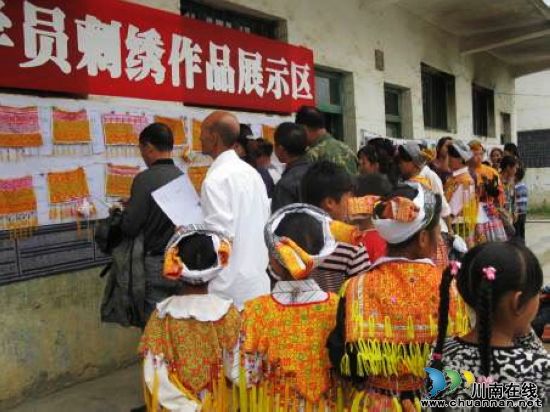 马嘶乡打造苗族刺绣、蜡染品牌 助推文化建设大发展(图1) 马嘶乡打造苗族刺绣、蜡染品牌 助推文化建设大发展(图1)