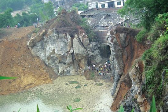 宜宾兴文县山体滑坡 千吨土石从150米山上砸下(图2) 宜宾兴文县山体滑坡 千吨土石从150米山上砸下(图2)