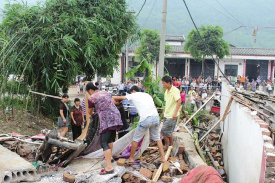 宜宾兴文山体滑坡已致1死13伤&nbsp;疑采石挖空山体所致(图1)