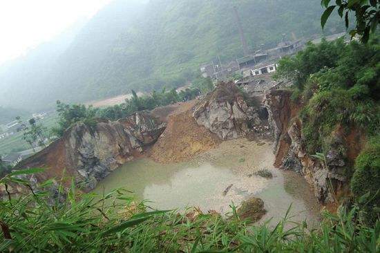 宜宾兴文山体滑坡已致1死13伤&nbsp;疑采石挖空山体所致(图2)