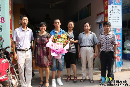 福集镇:慰问勇救落水儿童的李雄浩(图1) 福集镇:慰问勇救落水儿童的李雄浩(图1)