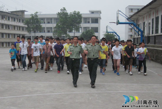 火红八月 叙永马岭中学高一“新兵”军训火热进行(图1) 火红八月 叙永马岭中学高一“新兵”军训火热进行(图1)