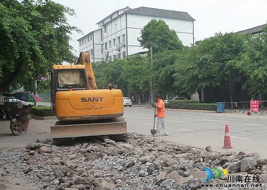 佛荫镇:集中修补非机动车道 树"西大门"交通形象(图1) 佛荫镇:集中修补非机动车道 树"西大门"交通形象(图1)