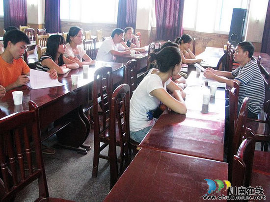 水尾镇:举行2012年贫困大学生助学金发放暨感恩教育座谈会(图2) 水尾镇:举行2012年贫困大学生助学金发放暨感恩教育座谈会(图2)