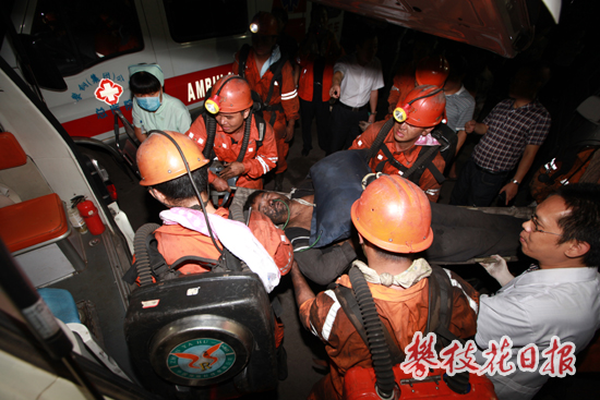 攀枝花煤矿瓦斯爆炸事故19人遇难 仍有28人被困(图2) 攀枝花煤矿瓦斯爆炸事故19人遇难 仍有28人被困(图2)