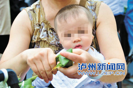泸州一婴儿天生无耳 家人不离不弃帮他“找”耳朵(图1) 泸州一婴儿天生无耳 家人不离不弃帮他“找”耳朵(图1)