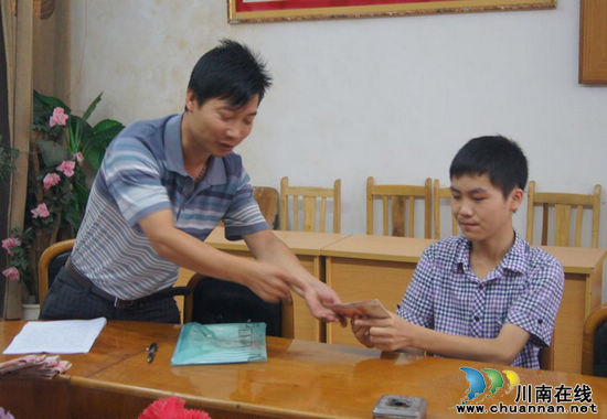 泸州摩尼镇：5名学子喜获栋梁工程助学金(图1)