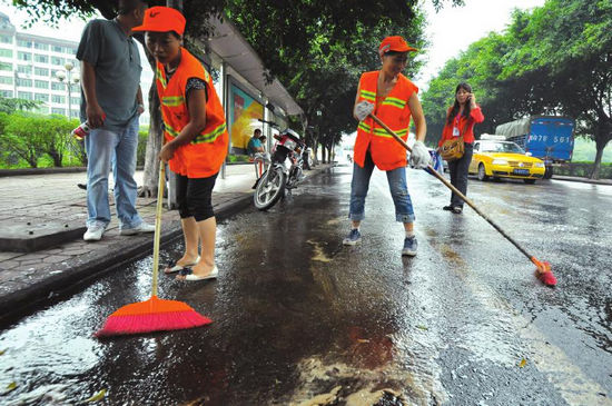宜宾：一地废油&nbsp;“摔倒”20辆电马儿(图2)