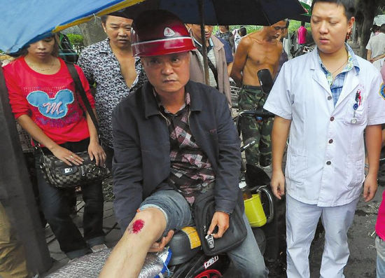 宜宾：一地废油&nbsp;“摔倒”20辆电马儿(图1)