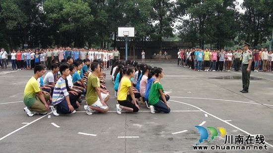 叙永二中新课改高12级新生军训圆满结束(图2)