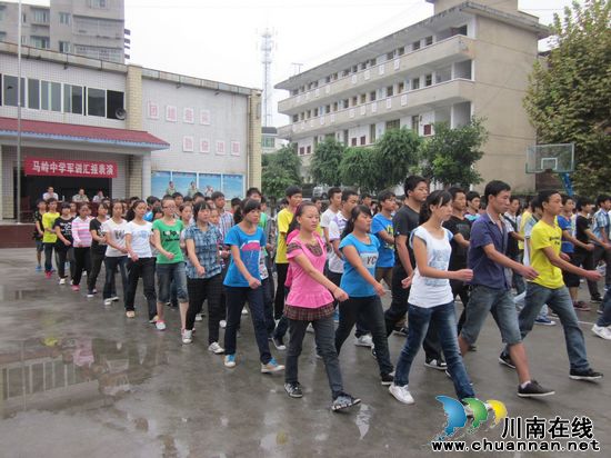 马岭中学200新兵英姿飒爽&nbsp;军训表演尽展青春风采(图1)
