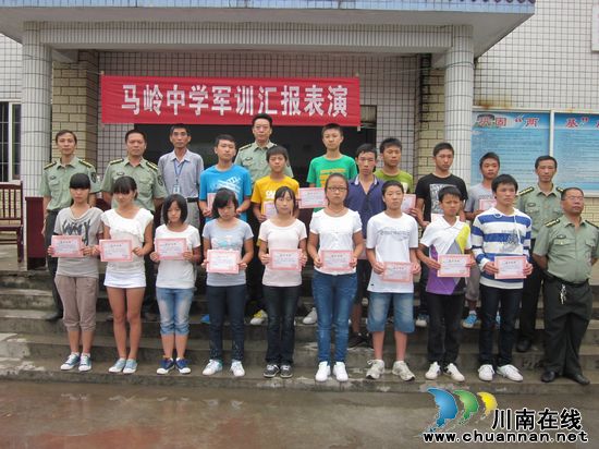 马岭中学200新兵英姿飒爽&nbsp;军训表演尽展青春风采(图2)