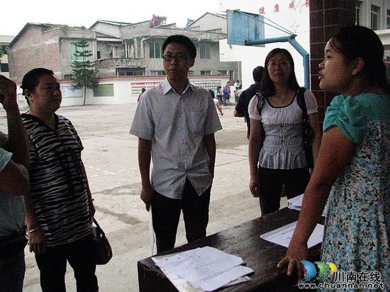 水尾镇：纪检干部驻校督查开学收费(图1)