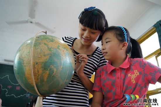 四川泸州：入学首堂课地图上“找祖国”(图4)