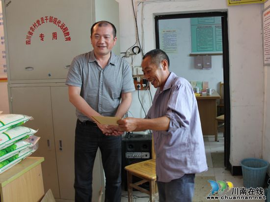 泸州市社保局开展定点联系村扶贫活动(图2)