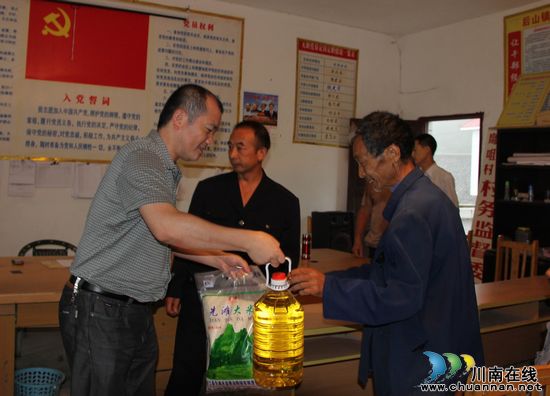 泸州市社保局开展定点联系村扶贫活动(图3)