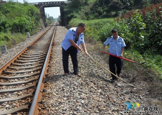 牛滩镇：真抓实干&nbsp;强力推进“三线”环境综合治理(图2)