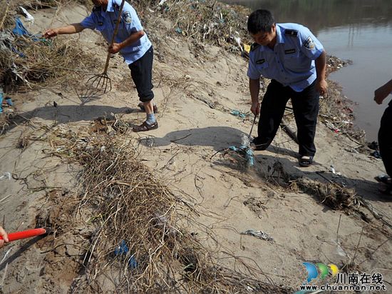 牛滩镇：真抓实干&nbsp;强力推进“三线”环境综合治理(图3)