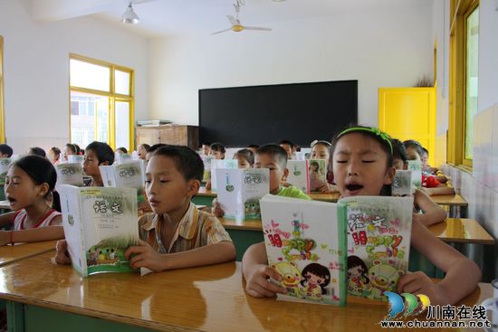 龙车镇：学生喜迎开学第一天(图1)