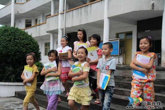 龙车镇：学生喜迎开学第一天(图2)