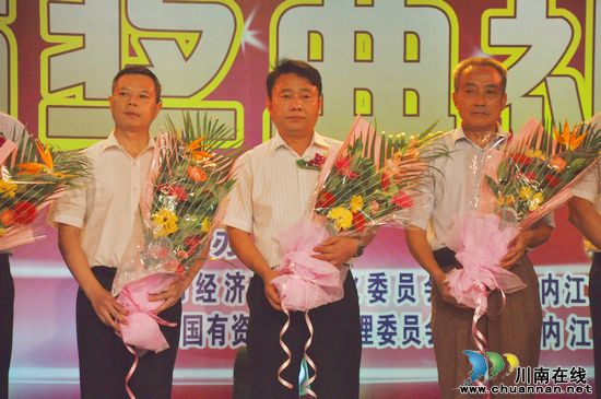 威达公司王才双获"影响内江十大经济人物"荣誉称号(图3) 威达公司王才双获"影响内江十大经济人物"荣誉称号(图3)