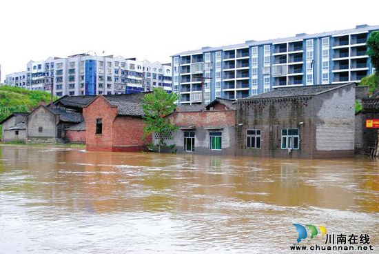 泸州：暴雨冲毁石桥村民出行受阻&nbsp;上千居民涉险过河(图2)