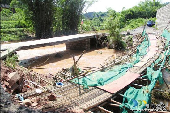 泸州：暴雨冲毁石桥村民出行受阻&nbsp;上千居民涉险过河(图1)