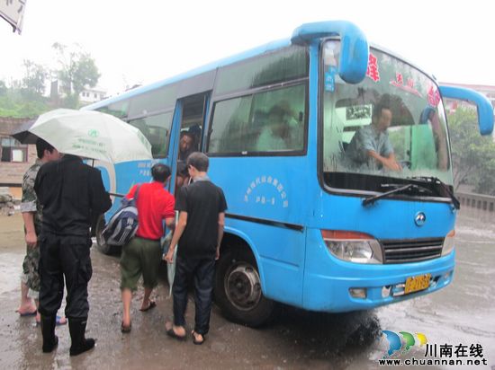 连续暴雨引发洪灾&nbsp;泸州奇峰镇齐心协力做好灾后重建(图2)