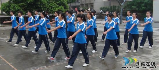 泸州市实验中学:提高新生适应能力(图2) 泸州市实验中学:提高新生适应能力(图2)