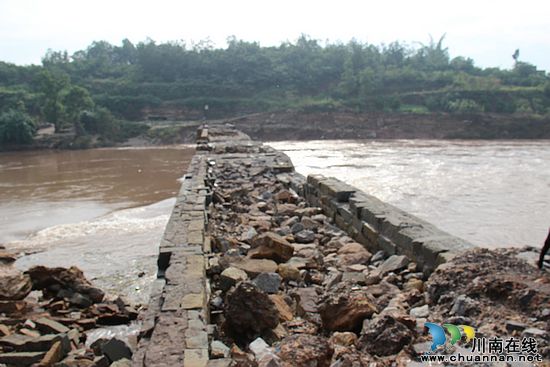 泸县交通局水务局到牛滩镇检查灾情(图2)
