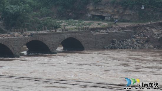 泸县交通局水务局到牛滩镇检查灾情(图1)