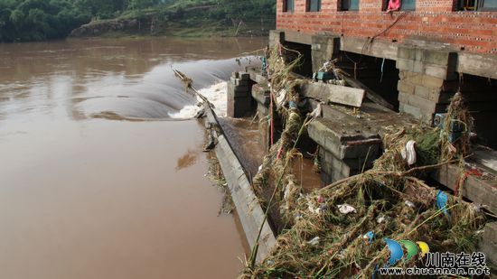 泸县交通局水务局到牛滩镇检查灾情(图3)