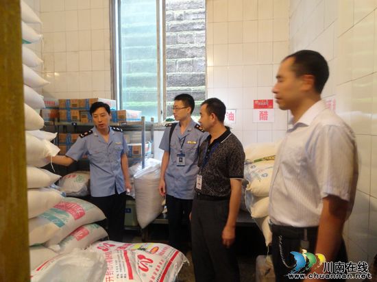 纳溪:开展学校及校园周边食品安全联合执法检查(图1) 纳溪:开展学校及校园周边食品安全联合执法检查(图1)