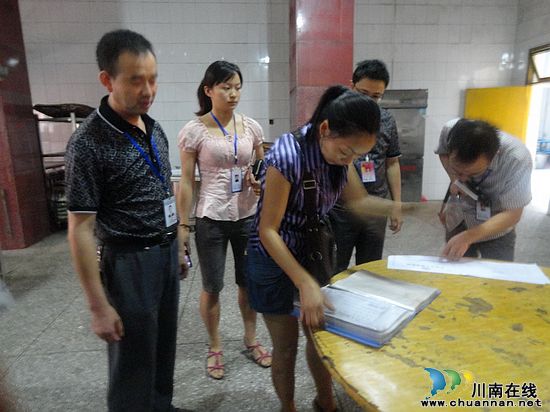 纳溪:开展学校及校园周边食品安全联合执法检查(图2) 纳溪:开展学校及校园周边食品安全联合执法检查(图2)