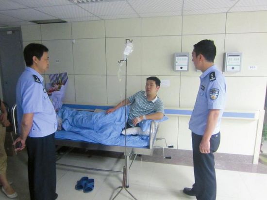 假军车冲关拖行交警百米&nbsp;三地警方联手擒获套牌小车(图1)