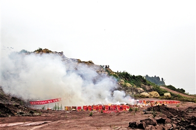 内江集中销毁一批非法烟花爆竹&nbsp;涉案金额达30余万元(图1)