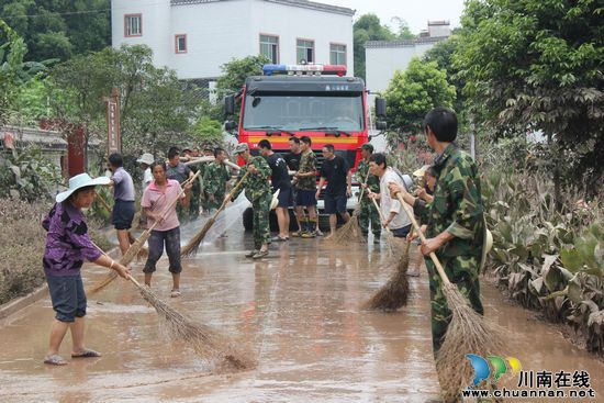 福集镇：开展灾后清淤工作(图1)