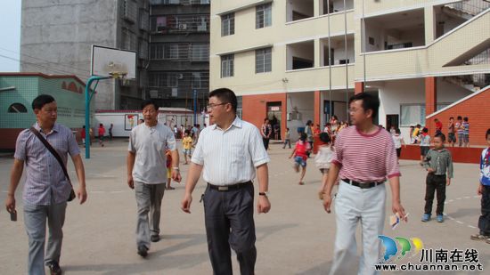 牛滩镇党委书记李高和检查学校工作(图2)