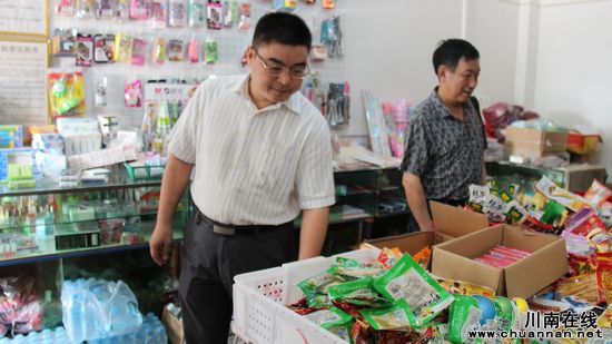 牛滩镇党委书记李高和检查学校工作(图1)