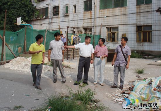 牛滩镇党委书记李高和检查学校工作(图3)