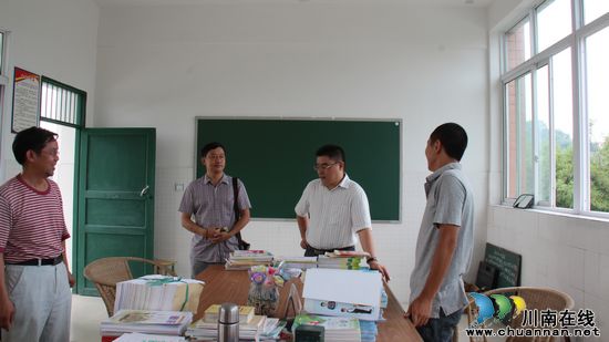 牛滩镇党委书记李高和检查学校工作(图4)